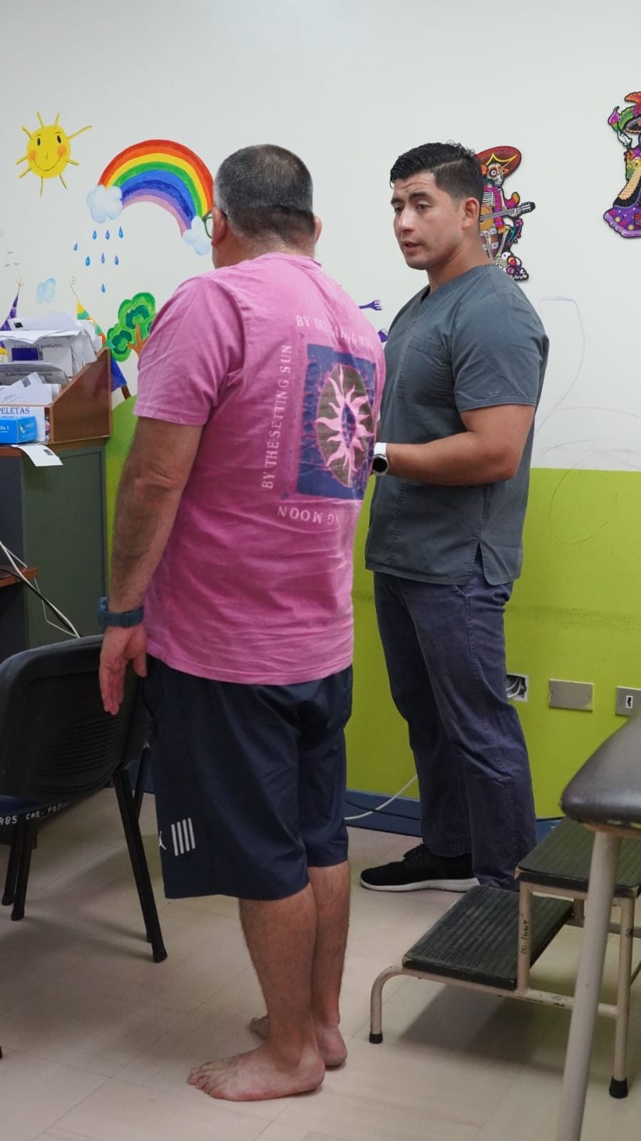 Kinesiólogo explicando el plan de tratamiento al paciente