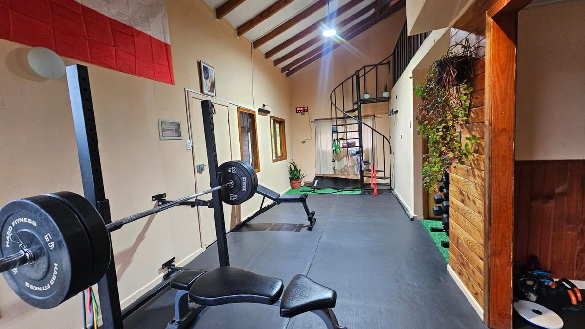 Sala de entrenamiento con equipamiento de fuerza en CIRECH
